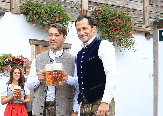 Niko Kovac (l.) und Hasan Salihamidzic beim Wiesn-Besuch des FC Bayern (Foto: Martin Schmitz)